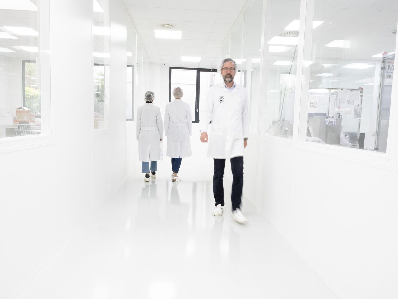 IMF-Mitarbeiter im Flur des IMF-Gebäudes